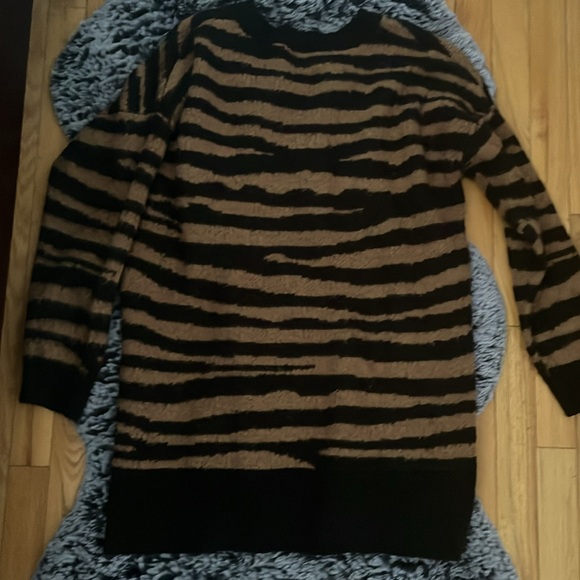 Ricki’s v neck tiger print knit sweater - Picture 3 of 4